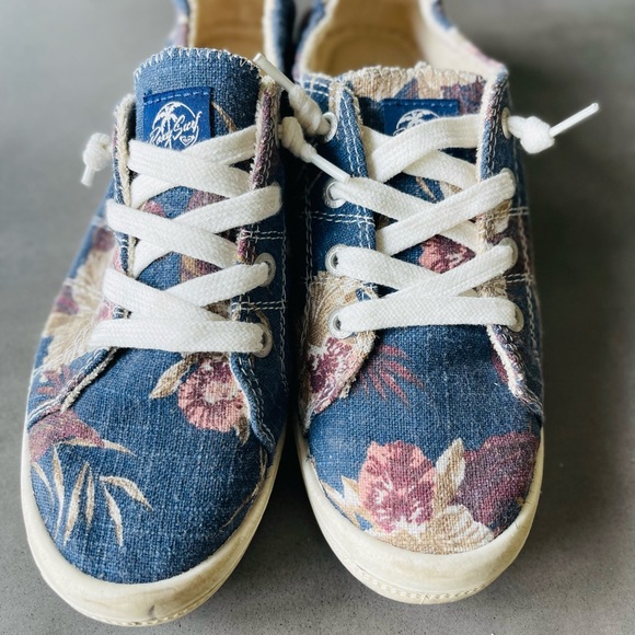 Roxy slip ons - Picture 1 of 2